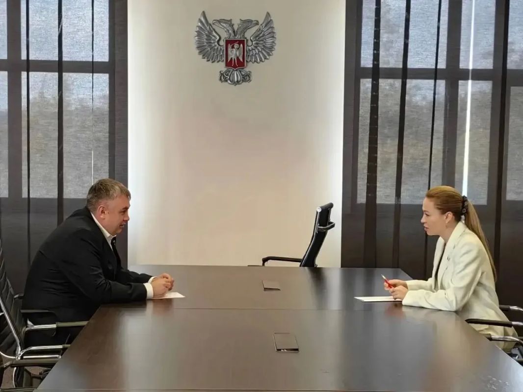 Наталья Никонорова: Провели рабочую встречу с заместителем Председателя Правительства ДНР Ильей Емельяновым