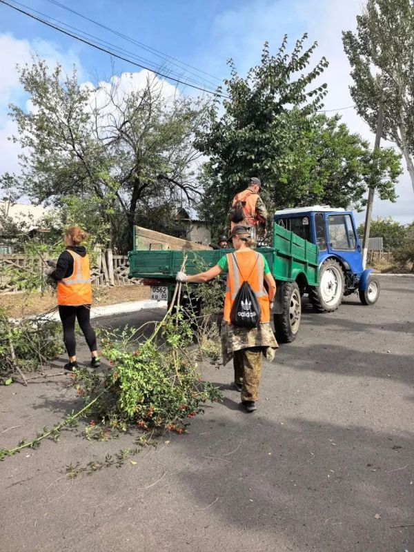 Коммунальщики Снежного продолжают благоустраивать территории общего пользования Коммунальщики Снежного продолжают благоустраивать территории общего пользования