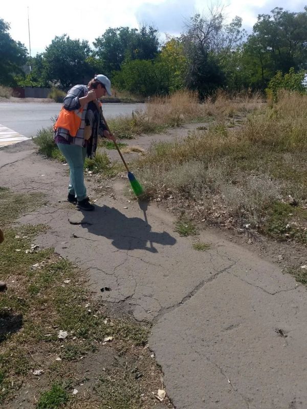 Коммунальщики Снежного продолжают благоустраивать территории общего пользования Коммунальщики Снежного продолжают благоустраивать территории общего пользования