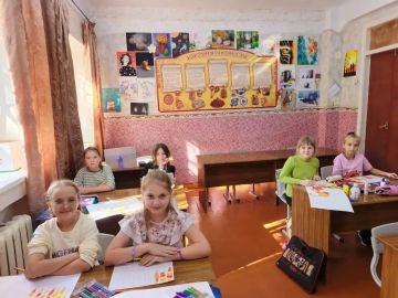 Сегодня на отделе "Изобразительное искусство" преподавателем Шиловой А. И была проведена тематическая беседа : "Историческая память народа, из прошлого в будущее" в рамках года единства народов России