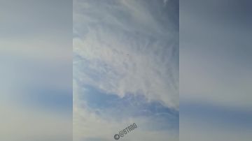 Сохранить жизнь. Бойцы "Центра" сбрасывают на окруженные в добропольском оборонительном узле подразделения ВСУ листовки с инструкциями по сдаче в плен К таким советам обычно прислушиваются — акция ограничена по времени...