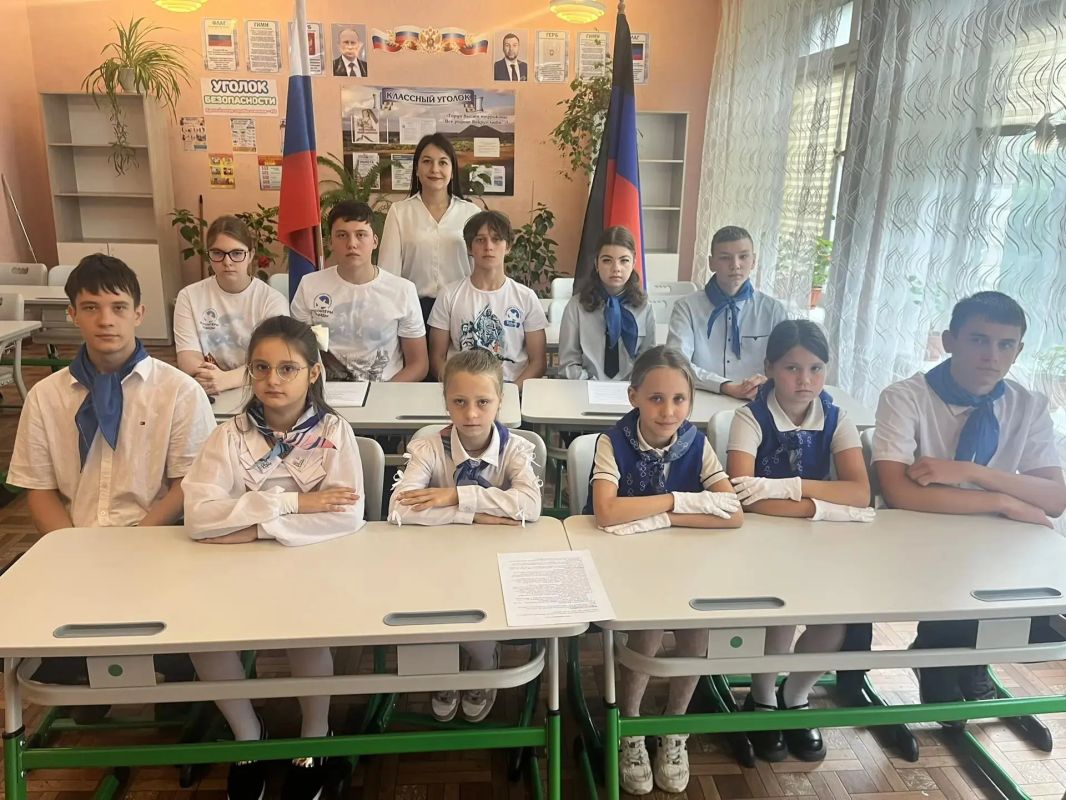 В рамках федерального проекта «Лица дружбы» состоялся очередной телемост, соединивший активистов ГБОУ «ШКОЛА №13 Г. О. ТОРЕЗ» и обучающихся школы № 25 и № 32 города Уссурийска В рамках федерального проекта «Лица дружбы» состоялся очередной телемост, соединивший активистов ГБОУ «ШКОЛА №13 Г. О. ТОРЕЗ» и обучающихся школы № 25 и № 32 города Уссурийска