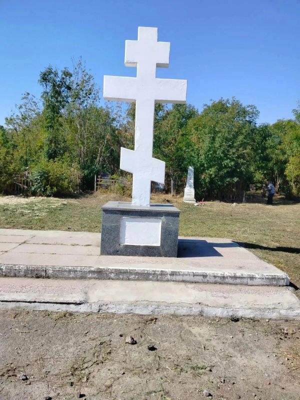 В Мариуполе коммунальщики приводят в порядок ритуальные места В Мариуполе коммунальщики приводят в порядок ритуальные места