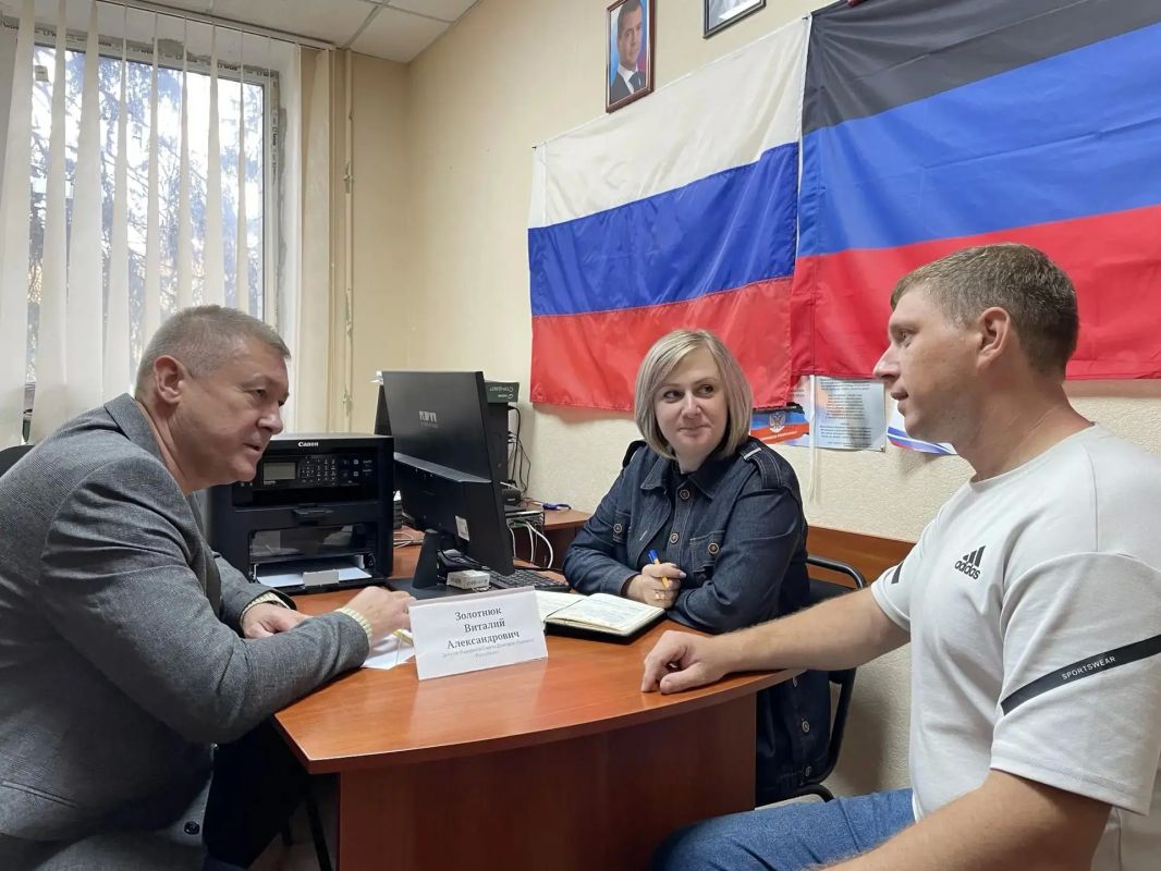 На связи с жителями. Дмитрий Огилец провёл приём граждан в Харцызске На связи с жителями. Дмитрий Огилец провёл приём граждан в Харцызске