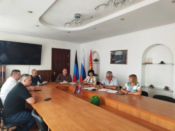 Сегодня, 23 сентября, под председательством депутата Торезского городского совета Донецкой Народной Республики Игоря Невалённого состоялось заседание постоянного комитета по экономической и промышленной политике, бюджету...