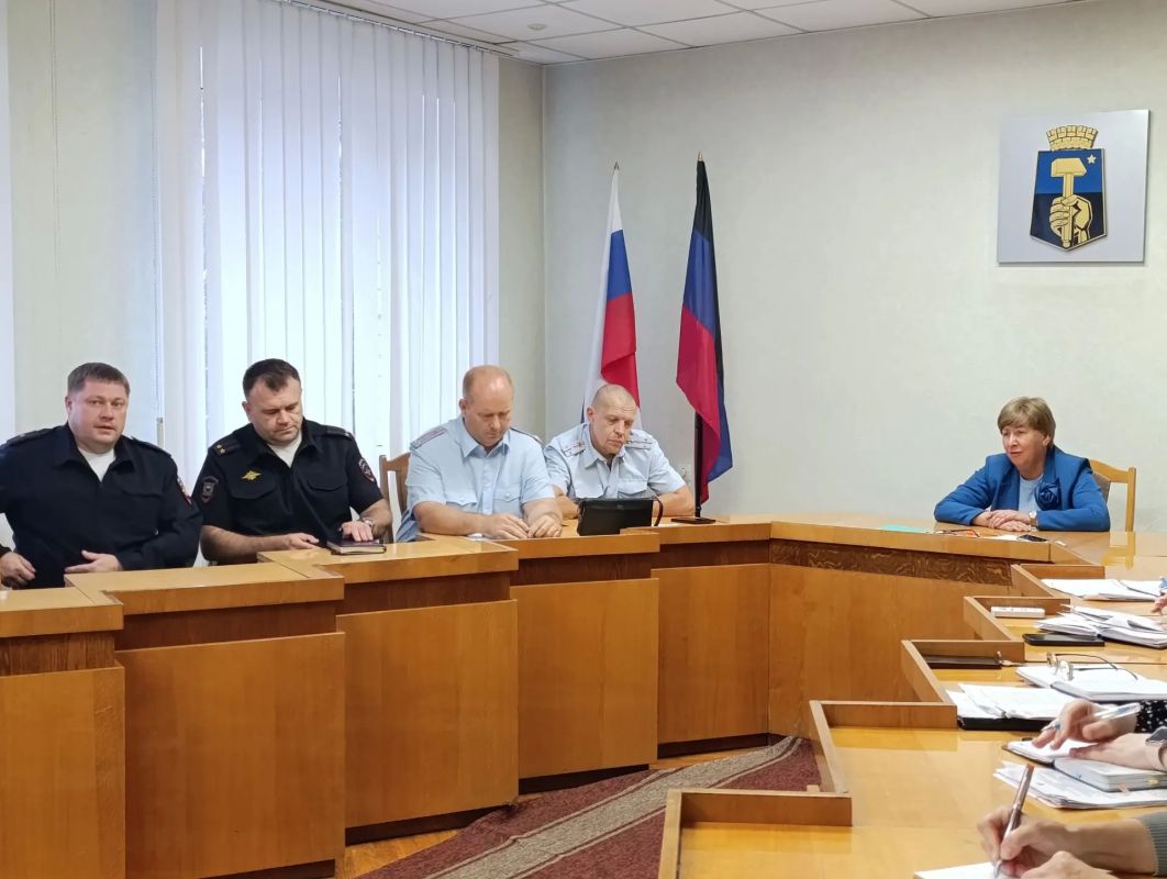 Елена Рязанцева: В Управе Пролетарского внутригородского района города Донецка состоялась рабочая встреча с участием заместитель руководителя Управы Юлия Ендоренко, руководитель филиала №5 ГКУ ДНР «Республиканский центр по... Елена Рязанцева: В Управе Пролетарского внутригородского района города Донецка состоялась рабочая встреча с участием заместитель руководителя Управы Юлия Ендоренко, руководитель филиала №5 ГКУ ДНР «Республиканский центр по...