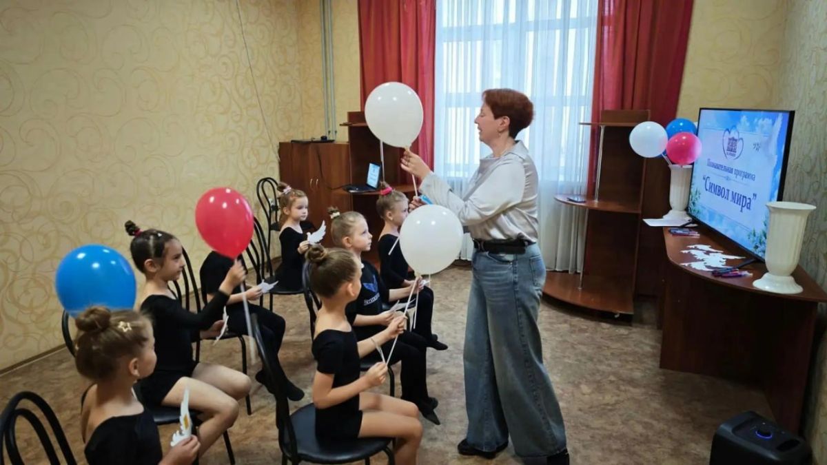 Иван Адамец: Во Дворце культуры им. В.В. Куйбышева г. Донецка прошла познавательная программа «Символ мира», посвящённая Международному дню мира Иван Адамец: Во Дворце культуры им. В.В. Куйбышева г. Донецка прошла познавательная программа «Символ мира», посвящённая Международному дню мира