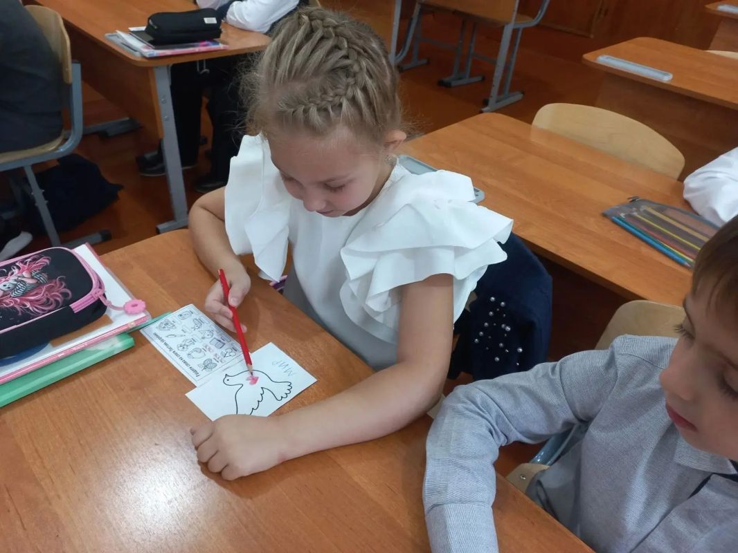 В школах Снежного прошли мероприятия ко Дню мира В школах Снежного прошли мероприятия ко Дню мира