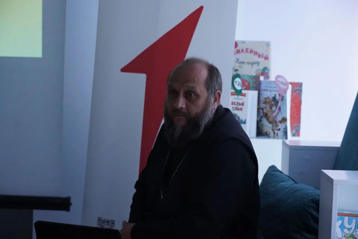 Духовная встреча. Активисты молодёжных организаций городского округа Енакиево встретились с отцом Сергием Духовная встреча. Активисты молодёжных организаций городского округа Енакиево встретились с отцом Сергием