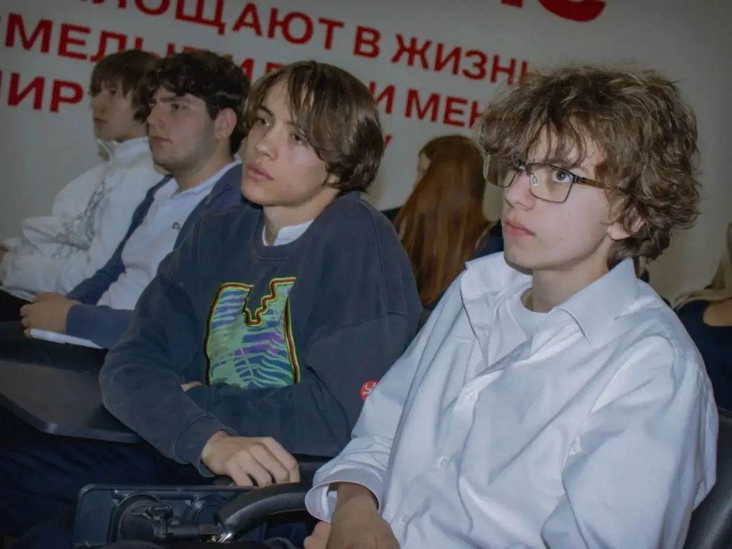 В рамках агитационной работы с учащимися школ состоялась встреча, на которой выступил помощник начальника Регионального отделения Всероссийского военно-патриотического движения «ЮНАРМИИ» ДНР «МГЮ» — Мирошниченко Денис Янович В рамках агитационной работы с учащимися школ состоялась встреча, на которой выступил помощник начальника Регионального отделения Всероссийского военно-патриотического движения «ЮНАРМИИ» ДНР «МГЮ» — Мирошниченко Денис Янович