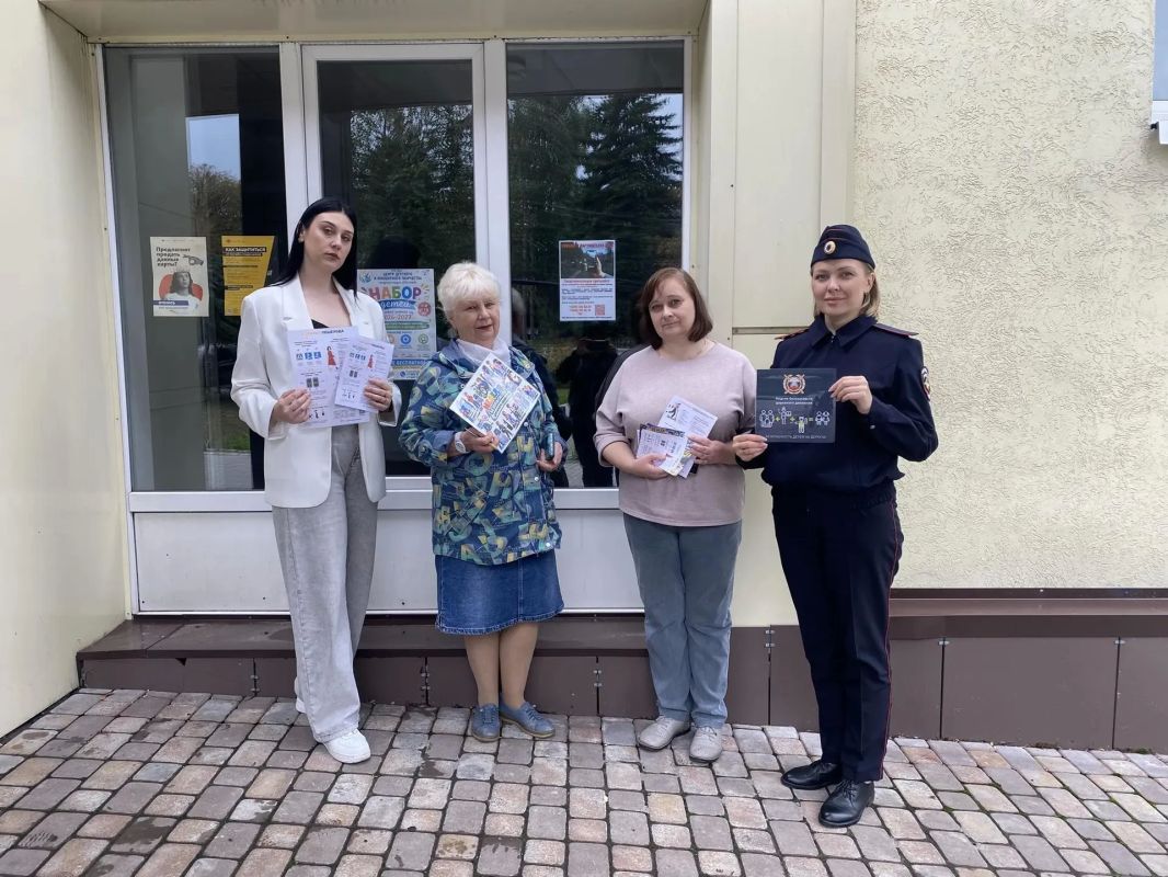 В рамках проведения Единого дня безопасности дорожного движения сотрудники Дебальцевского городского музея совместно с представителями ОГИБДД ОМВД России «Дебальцевский» провели профилактическую акцию В рамках проведения Единого дня безопасности дорожного движения сотрудники Дебальцевского городского музея совместно с представителями ОГИБДД ОМВД России «Дебальцевский» провели профилактическую акцию