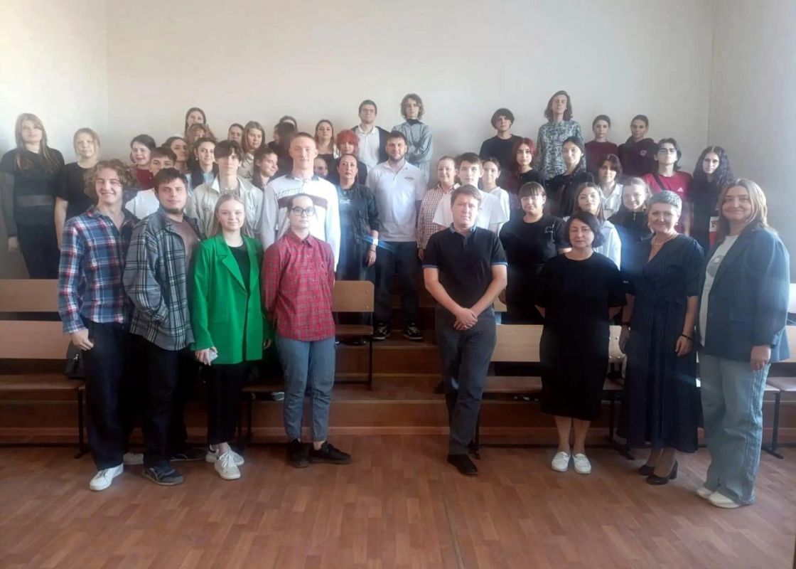 Иван Адамец: В Куйбышевском районе заместитель руководителя Управы Куйбышевского района Елена Строганова вместе со студентами ГБПОУ ДНР «Донецкий колледж культуры и искусств» встретилась с председателем АНО «Центр развития... Иван Адамец: В Куйбышевском районе заместитель руководителя Управы Куйбышевского района Елена Строганова вместе со студентами ГБПОУ ДНР «Донецкий колледж культуры и искусств» встретилась с председателем АНО «Центр развития...