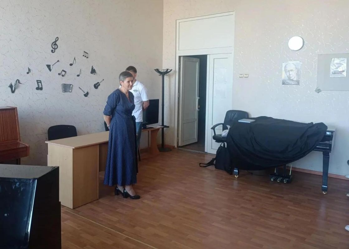 Иван Адамец: В Куйбышевском районе заместитель руководителя Управы Куйбышевского района Елена Строганова вместе со студентами ГБПОУ ДНР «Донецкий колледж культуры и искусств» встретилась с председателем АНО «Центр развития... Иван Адамец: В Куйбышевском районе заместитель руководителя Управы Куйбышевского района Елена Строганова вместе со студентами ГБПОУ ДНР «Донецкий колледж культуры и искусств» встретилась с председателем АНО «Центр развития...