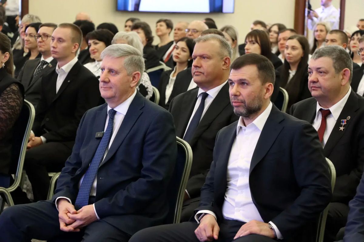 Андрей Чертков: Вручил награды победителям и лауреатам Республиканской премии «Гордость Донбасса» спецпроекта «За дело» Андрей Чертков: Вручил награды победителям и лауреатам Республиканской премии «Гордость Донбасса» спецпроекта «За дело»