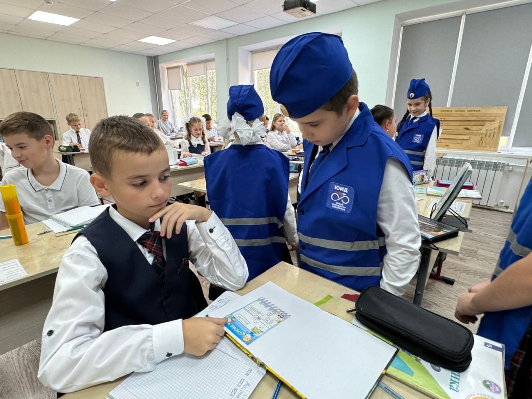 В Кировском продолжается работа по обучению детей правилам дорожного движения В Кировском продолжается работа по обучению детей правилам дорожного движения