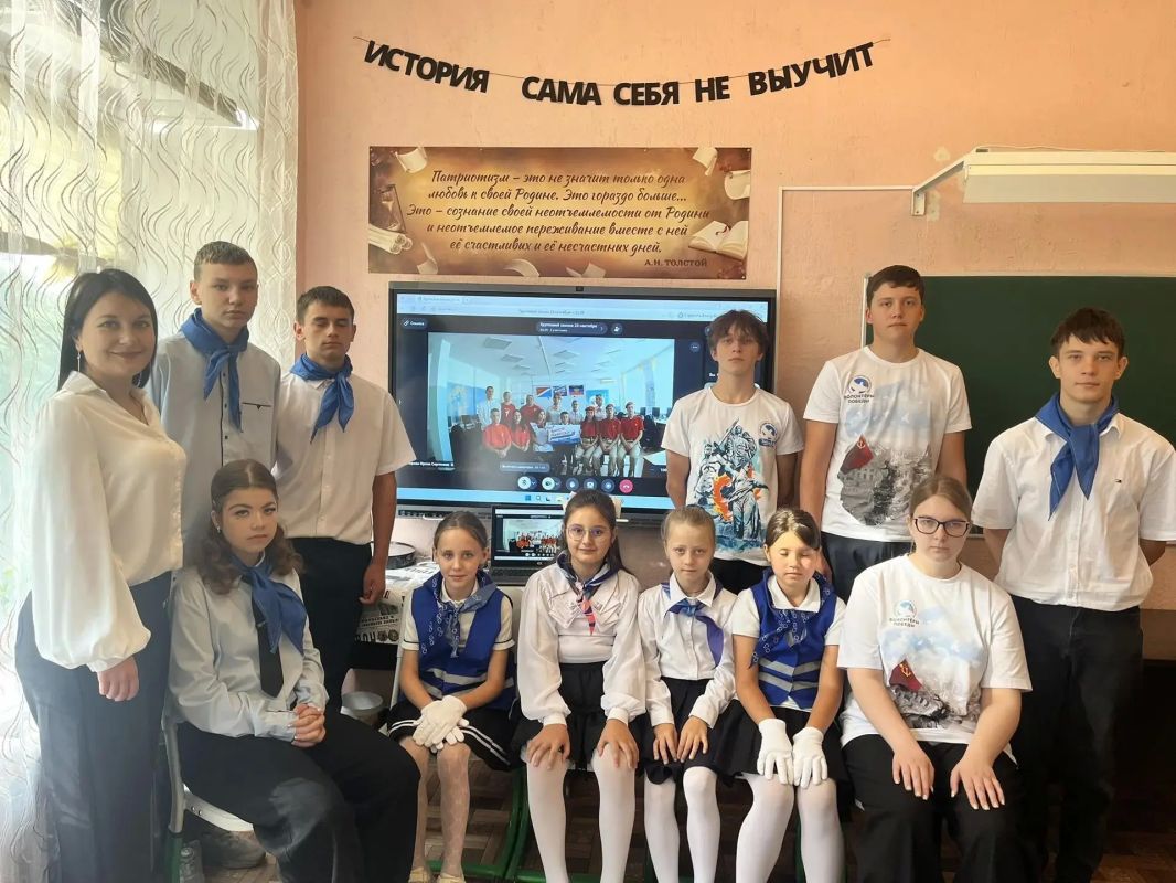 В рамках федерального проекта «Лица дружбы» состоялся очередной телемост, соединивший активистов ГБОУ «ШКОЛА №13 Г. О. ТОРЕЗ» и обучающихся школы № 25 и № 32 города Уссурийска