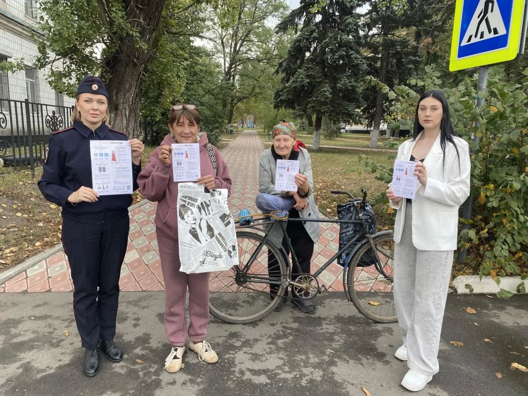 В рамках проведения Единого дня безопасности дорожного движения сотрудники Дебальцевского городского музея совместно с представителями ОГИБДД ОМВД России «Дебальцевский» провели профилактическую акцию В рамках проведения Единого дня безопасности дорожного движения сотрудники Дебальцевского городского музея совместно с представителями ОГИБДД ОМВД России «Дебальцевский» провели профилактическую акцию