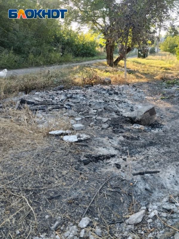 В Макеевке жители устроили огромную свалку-костёр прямо среди жилых домов В Макеевке жители устроили огромную свалку-костёр прямо среди жилых домов