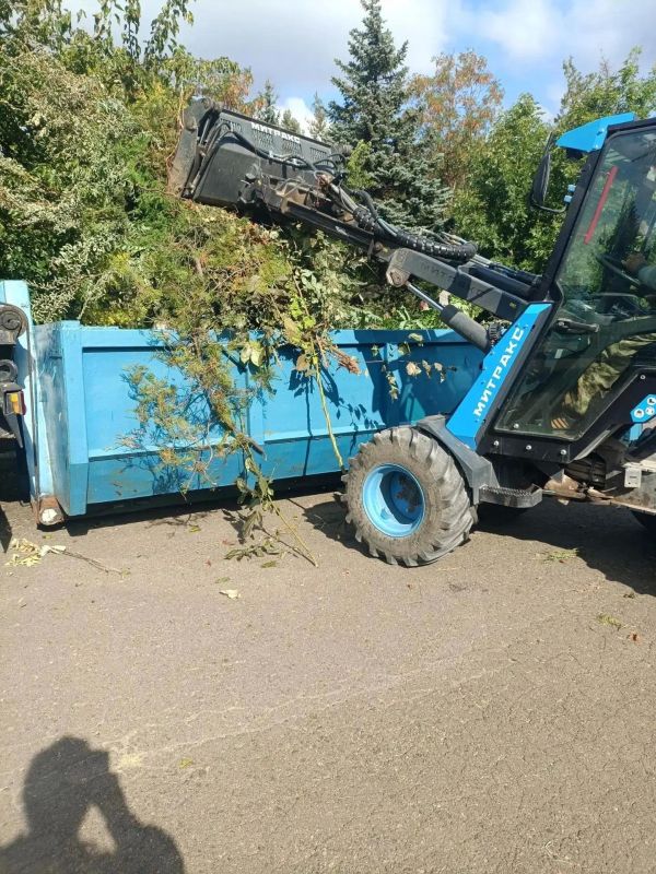 В Мариуполе коммунальщики приводят в порядок ритуальные места В Мариуполе коммунальщики приводят в порядок ритуальные места