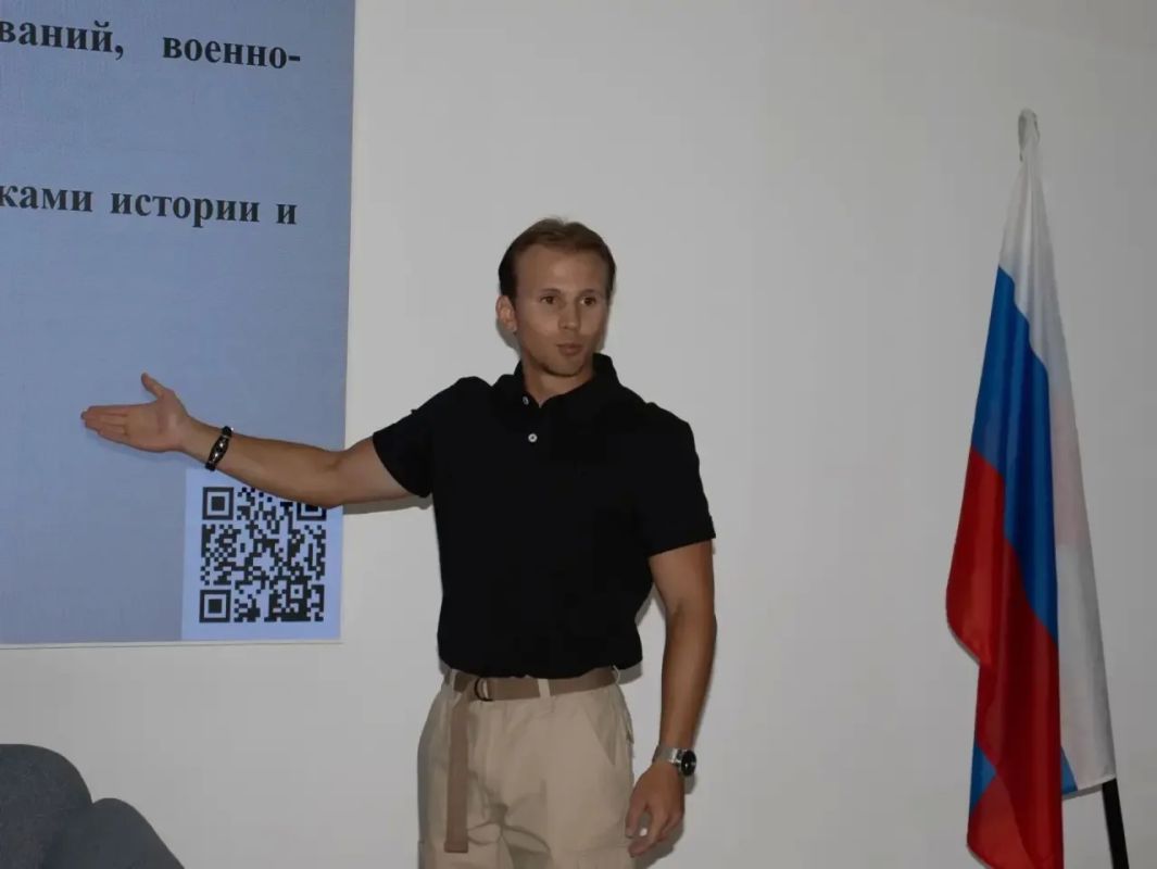 В рамках агитационной работы с учащимися школ состоялась встреча, на которой выступил помощник начальника Регионального отделения Всероссийского военно-патриотического движения «ЮНАРМИИ» ДНР «МГЮ» — Мирошниченко Денис Янович