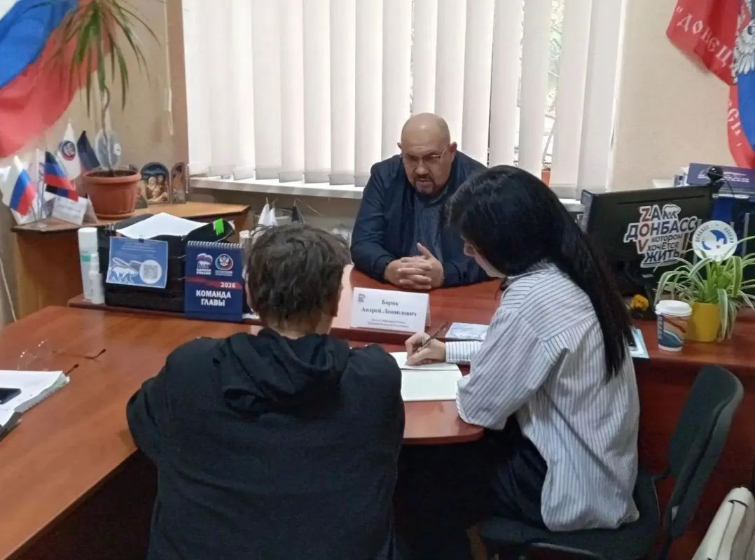 На связи с жителями. Дмитрий Огилец провёл приём граждан в Харцызске На связи с жителями. Дмитрий Огилец провёл приём граждан в Харцызске