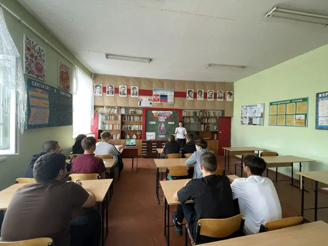 В Снежном прошли «Разговоры о важном», посвященные технологиям и героизму В Снежном прошли «Разговоры о важном», посвященные технологиям и героизму