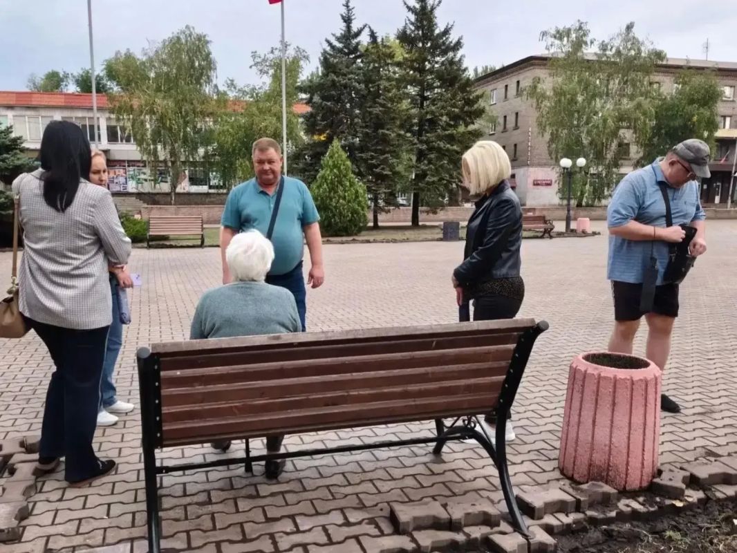 Игорь Мартынов: Встреча с населением. 23 сентября заместитель главы администрации муниципального образования городского округа Енакиево Владислав Пахомов провел встречу с населением по адресу: пл. Ленина, 5, в районе...