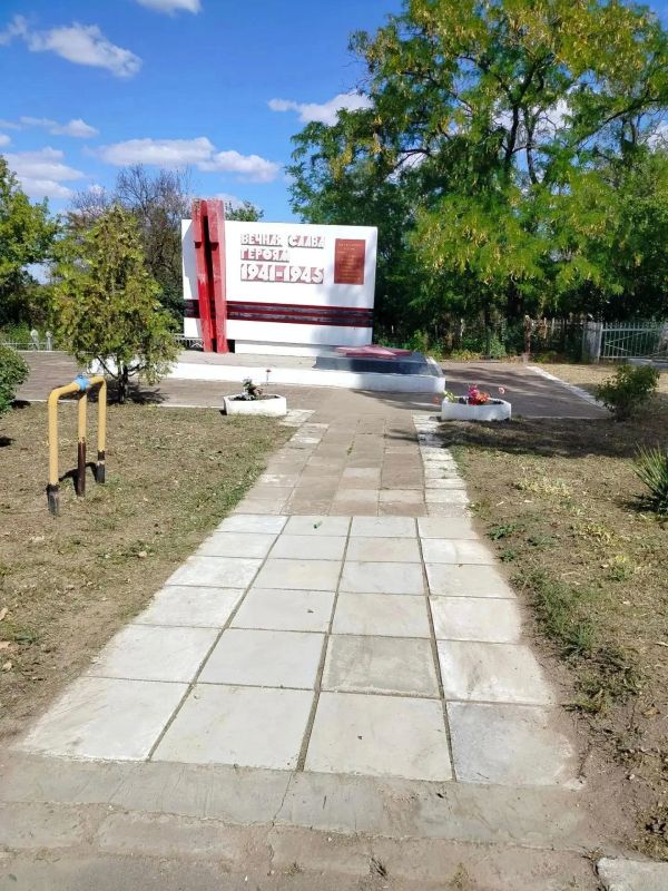 В Мариуполе коммунальщики приводят в порядок ритуальные места В Мариуполе коммунальщики приводят в порядок ритуальные места