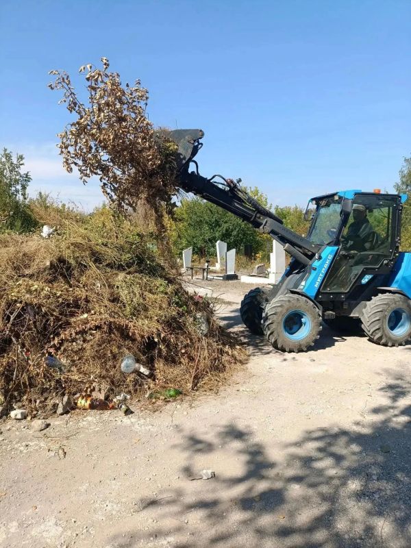 В Мариуполе коммунальщики приводят в порядок ритуальные места