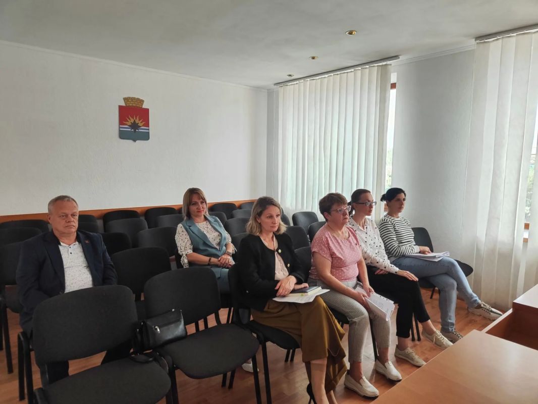 Сегодня, 23 сентября, под председательством депутата Торезского городского совета Донецкой Народной Республики Игоря Невалённого состоялось заседание постоянного комитета по экономической и промышленной политике, бюджету... Сегодня, 23 сентября, под председательством депутата Торезского городского совета Донецкой Народной Республики Игоря Невалённого состоялось заседание постоянного комитета по экономической и промышленной политике, бюджету...