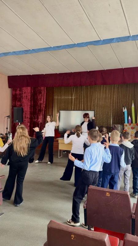 В рамках празднования Международного дня мира сотрудники ЦКиД «Виктория» провели для учеников 3-х классов ГБОУ «Школа №2 Амвросиевского муниципального округа» весёлую детскую развлекательную программу В рамках празднования Международного дня мира сотрудники ЦКиД «Виктория» провели для учеников 3-х классов ГБОУ «Школа №2 Амвросиевского муниципального округа» весёлую детскую развлекательную программу