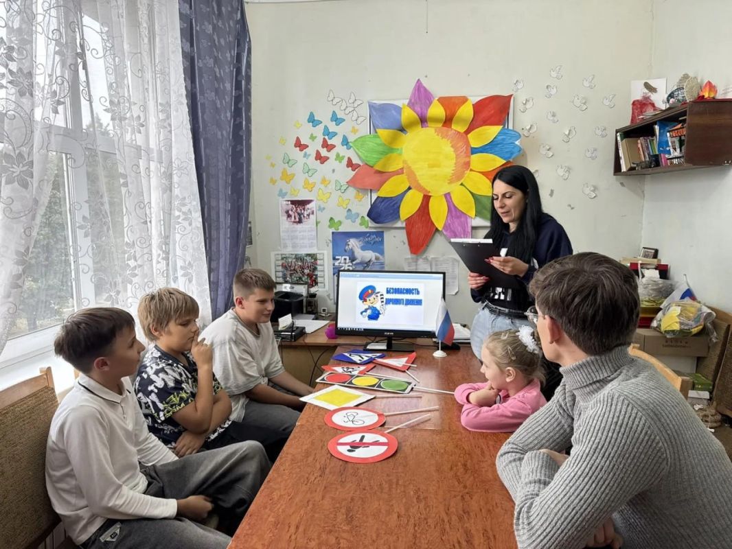 В Кировском продолжается работа по обучению детей правилам дорожного движения В Кировском продолжается работа по обучению детей правилам дорожного движения