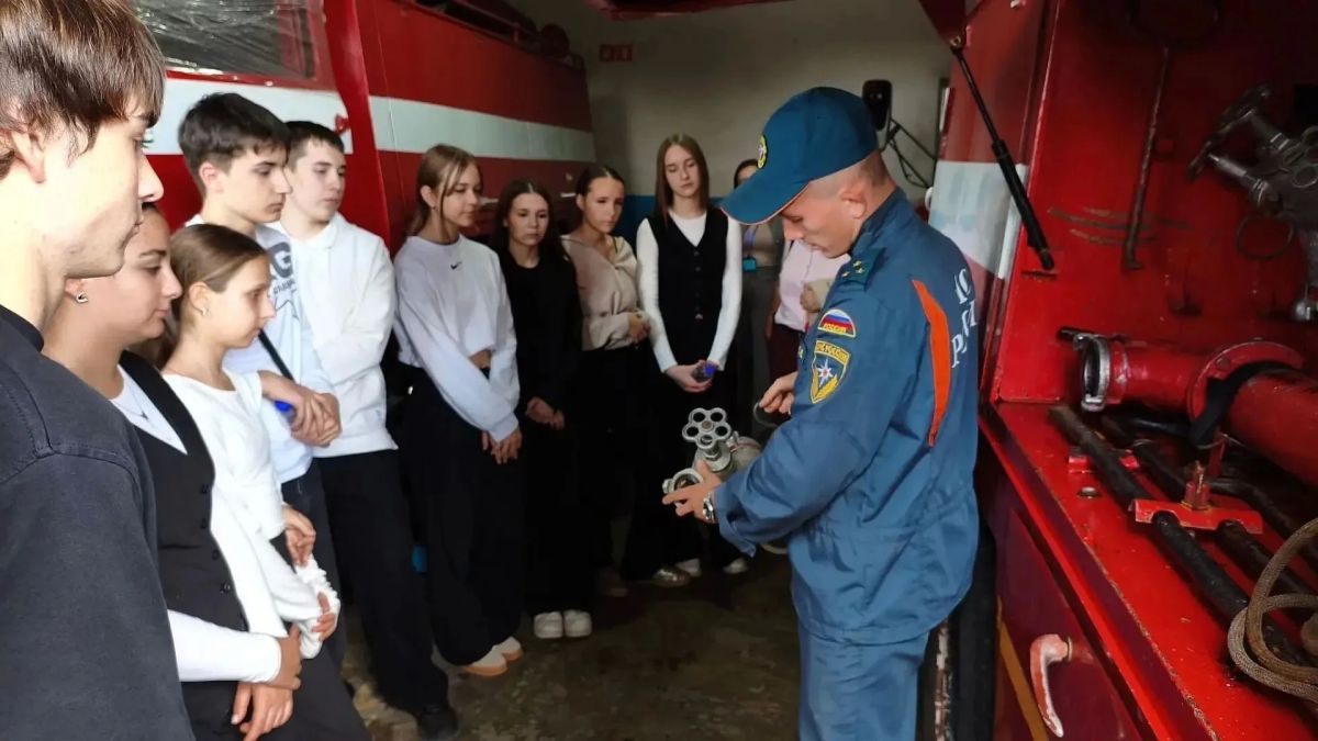 Как стать героем? Школьники из Енакиево примерили профессию пожарного! Десятиклассники школы №13 побывали на экскурсии в пожарной части, которую организовали специалисты службы занятости Как стать героем? Школьники из Енакиево примерили профессию пожарного! Десятиклассники школы №13 побывали на экскурсии в пожарной части, которую организовали специалисты службы занятости