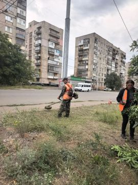 Коммунальщики Снежного продолжают благоустраивать территории общего пользования