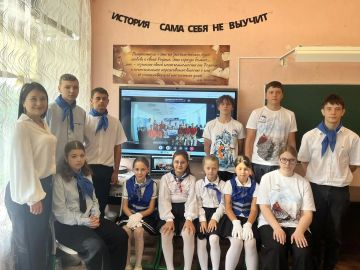 В рамках федерального проекта «Лица дружбы» состоялся очередной телемост, соединивший активистов ГБОУ «ШКОЛА №13 Г. О. ТОРЕЗ» и обучающихся школы № 25 и № 32 города Уссурийска