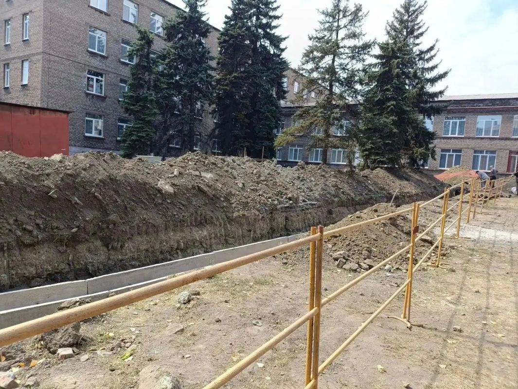 ПОДГОТОВКА К ОТОПИТЕЛЬНОМУ СЕЗОНУ В ЕНАКИЕВСКОМ ФИЛИАЛЕ "ДОНБАССТЕПЛОЭНЕРГО": РЕМОНТ ТРУБОПРОВОДА ТЕПЛОСНАБЖЕНИЯ ДЛЯ СТАБИЛЬНОЙ ПОДАЧИ ТЕПЛА В ШКОЛУ ПОДГОТОВКА К ОТОПИТЕЛЬНОМУ СЕЗОНУ В ЕНАКИЕВСКОМ ФИЛИАЛЕ "ДОНБАССТЕПЛОЭНЕРГО": РЕМОНТ ТРУБОПРОВОДА ТЕПЛОСНАБЖЕНИЯ ДЛЯ СТАБИЛЬНОЙ ПОДАЧИ ТЕПЛА В ШКОЛУ