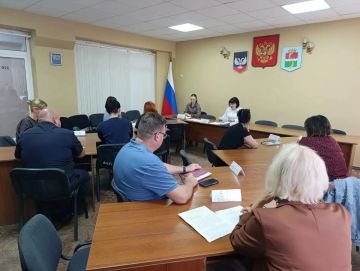 В администрации Амвросиевского муниципального округа состоялось очередное заседание комиссии по делам несовершеннолетних и защите их прав под председательством Крюковой Елены Николаевны
