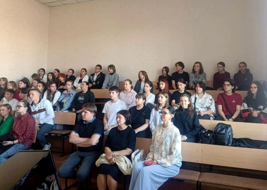 Иван Адамец: В Куйбышевском районе заместитель руководителя Управы Куйбышевского района Елена Строганова вместе со студентами ГБПОУ ДНР «Донецкий колледж культуры и искусств» встретилась с председателем АНО «Центр развития... Иван Адамец: В Куйбышевском районе заместитель руководителя Управы Куйбышевского района Елена Строганова вместе со студентами ГБПОУ ДНР «Донецкий колледж культуры и искусств» встретилась с председателем АНО «Центр развития...