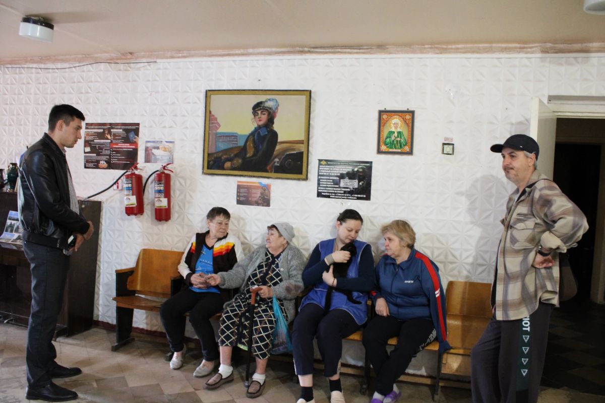 В ПВР города Енакиево заместитель Главы Администрации Краснолиманского муниципального округа Игорь Диогенов, встретился с эвакуированными краснолиманцами