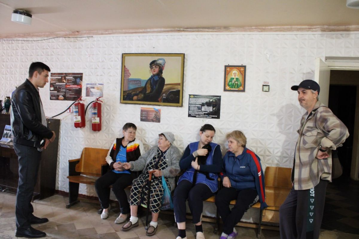 В ПВР города Енакиево заместитель Главы Администрации Краснолиманского муниципального округа Игорь Диогенов, встретился с эвакуированными краснолиманцами