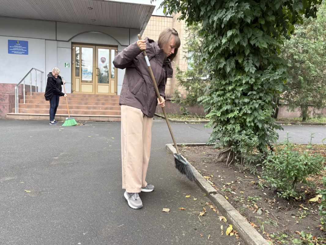 Сегодня, 24.09.2026, сотрудники Управы Ленинского внутригородского района Администрации городского округа Донецк приняли активное участие в акции "Чистый четверг" Сегодня, 24.09.2026, сотрудники Управы Ленинского внутригородского района Администрации городского округа Донецк приняли активное участие в акции "Чистый четверг"
