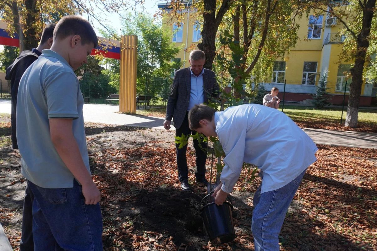 Сергей Юзвинкевич: Сегодня в центральном парке пгт Володарское вместе с участниками клуба «Зелёная планета», сотрудниками МКУ «Володарская ЦБС» принял участие в экологической акции «Посади своё дерево жизни» Сергей Юзвинкевич: Сегодня в центральном парке пгт Володарское вместе с участниками клуба «Зелёная планета», сотрудниками МКУ «Володарская ЦБС» принял участие в экологической акции «Посади своё дерево жизни»