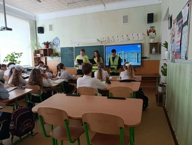 В рамках Всероссийской недели безопасности в школах и детских садах Ясиноватского округа проходят циклы тематических мероприятий, на которых детей учат быть ответственными участниками дорожного движения