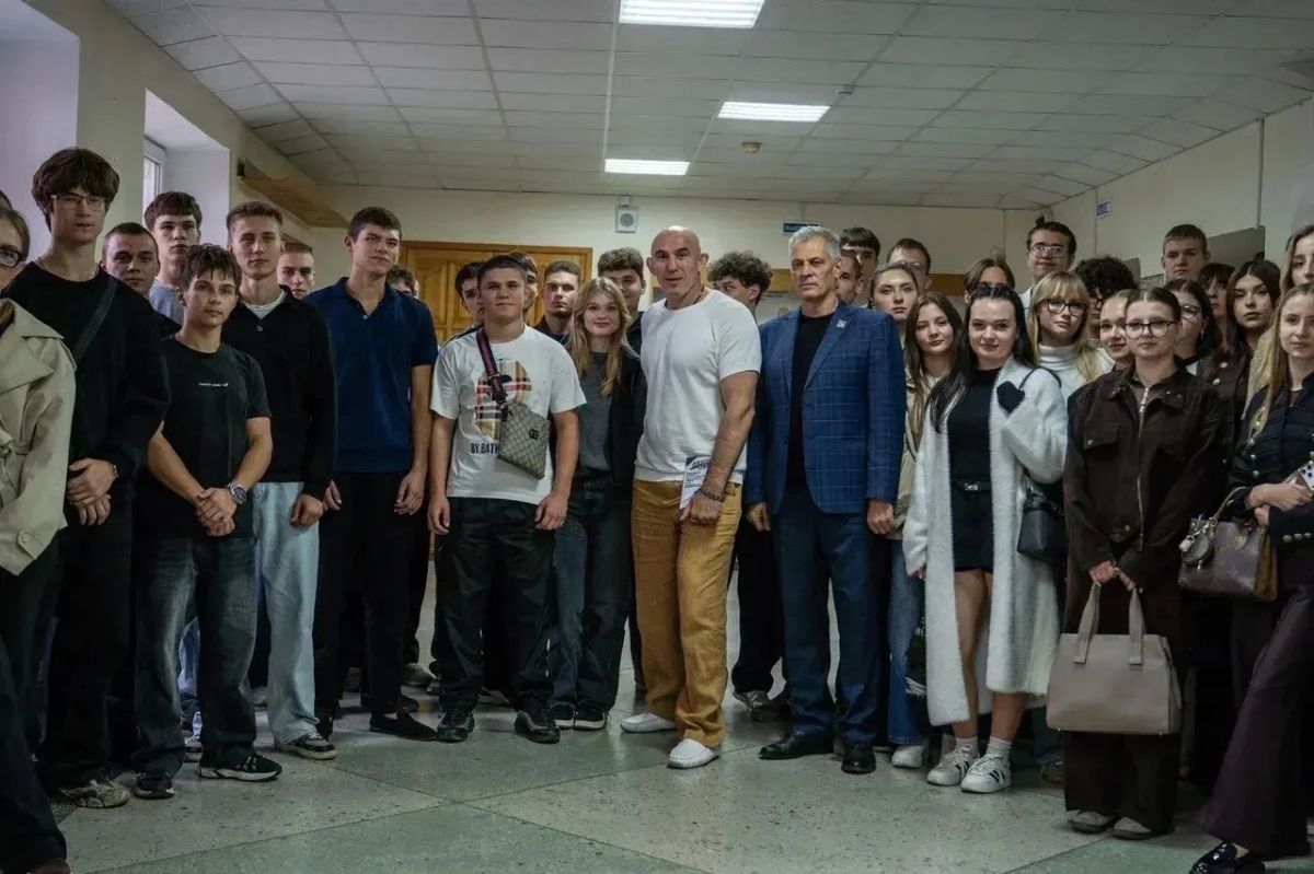 Легендарный боец UFC Алексей Олейник посетил университеты Донецка Легендарный боец UFC Алексей Олейник посетил университеты Донецка