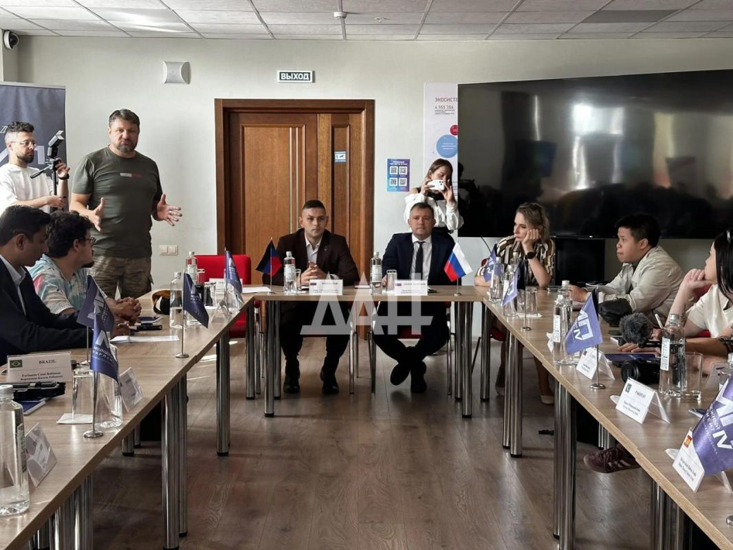 Диалог без границ: иностранные журналисты встретились с молодежью ДНР Диалог без границ: иностранные журналисты встретились с молодежью ДНР
