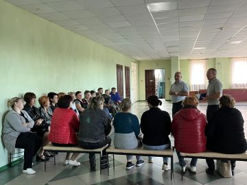 Первый заместитель главы Администрации Новоазовского муниципального округа Олег Логвинов совместно с председателем местного муниципального совета Анатолием Яновским встретились с жителями села Хомутово