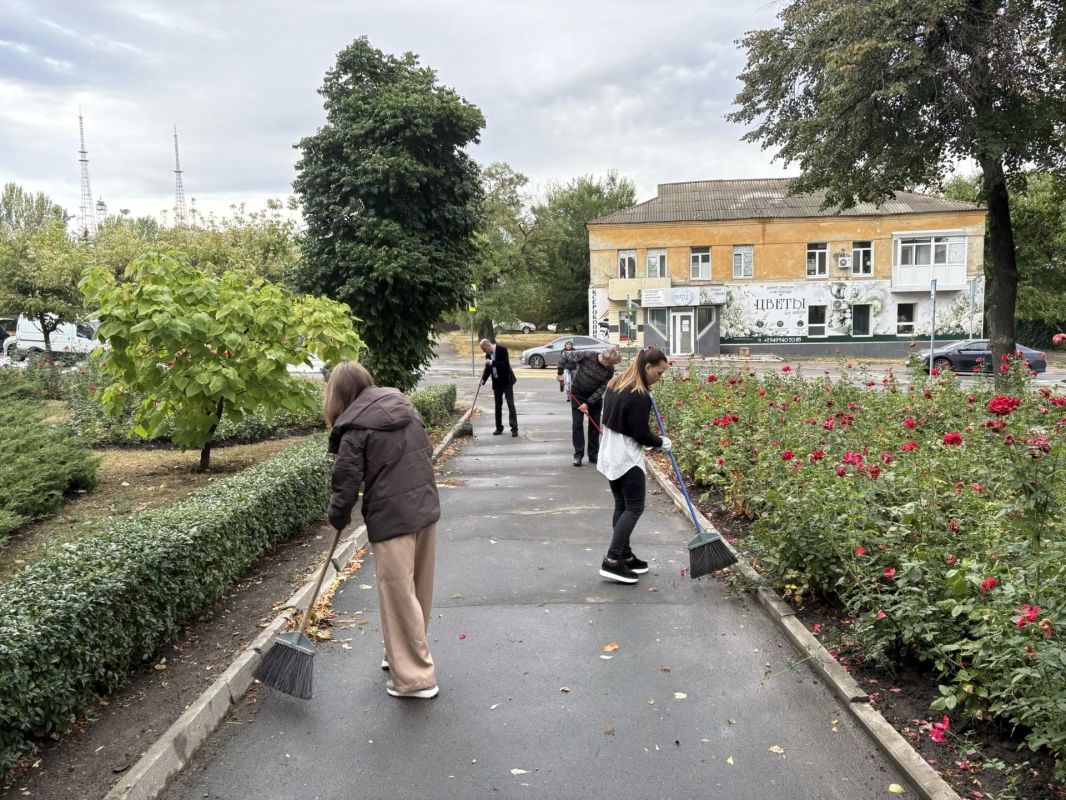 Сегодня, 24.09.2026, сотрудники Управы Ленинского внутригородского района Администрации городского округа Донецк приняли активное участие в акции "Чистый четверг" Сегодня, 24.09.2026, сотрудники Управы Ленинского внутригородского района Администрации городского округа Донецк приняли активное участие в акции "Чистый четверг"