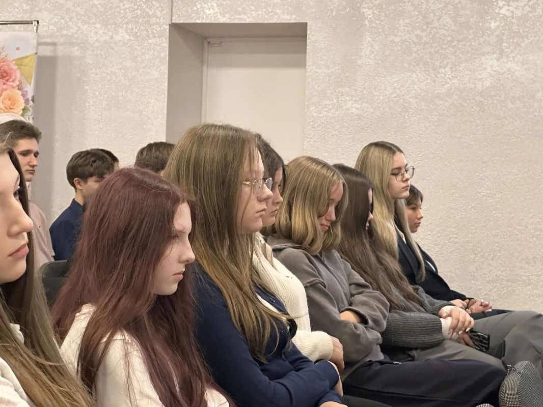 Вчера в ГБОУ «Володарская школа № 1 имени А.Д. Якименко» прошла агитационная встреча «Молодой Гвардии Единой России» Вчера в ГБОУ «Володарская школа № 1 имени А.Д. Якименко» прошла агитационная встреча «Молодой Гвардии Единой России»