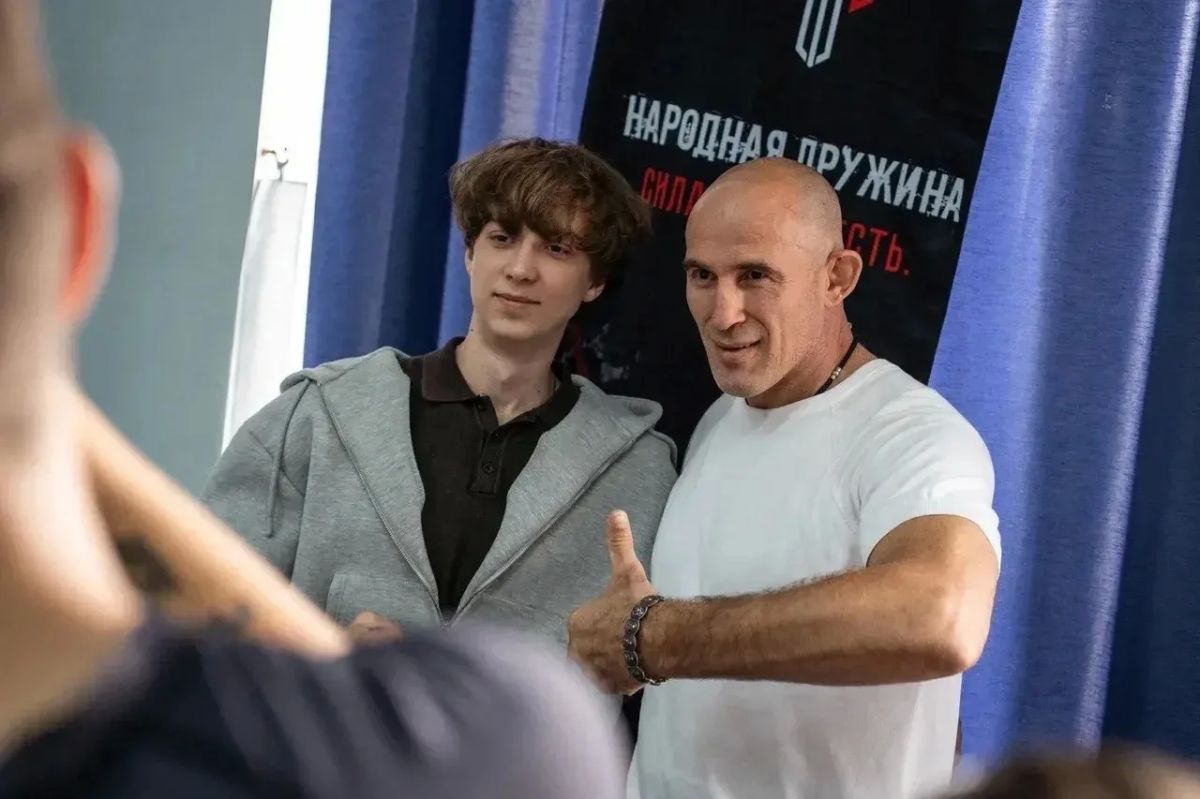 Легендарный боец UFC Алексей Олейник посетил университеты Донецка Легендарный боец UFC Алексей Олейник посетил университеты Донецка