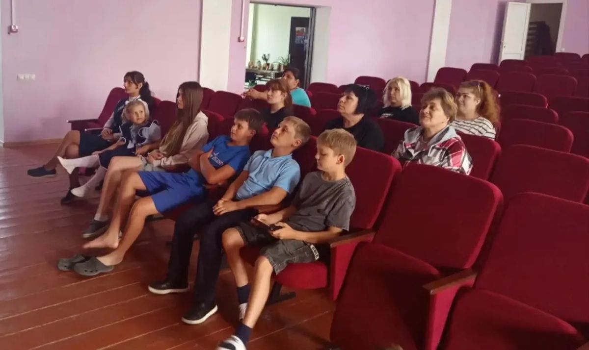 «Они сражались за Родину». В Азовском сельском клубе совместно с библиотекой прошёл показ и обсуждение легендарного фильма Сергея Бондарчука «Они сражались за Родину». Мероприятие организовано в рамках Года единства народов...